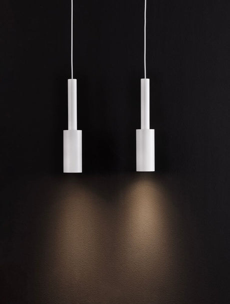 Joy LED pendellampe med 2 lyskilder 3000K moderne belysning med minimalistisk estetikk på svart bakgrunn.