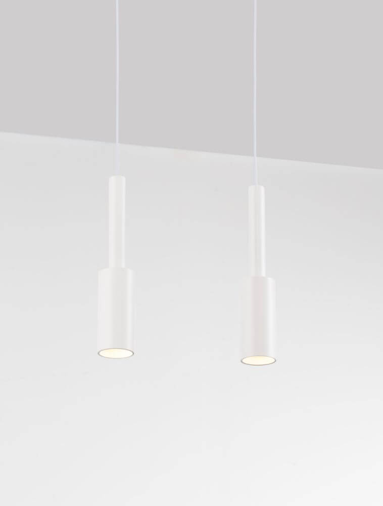Joy LED Pendelleuchte 2-flammig 3000K mit modernem, geradlinigem Design und schlanken Leuchtenköpfen.