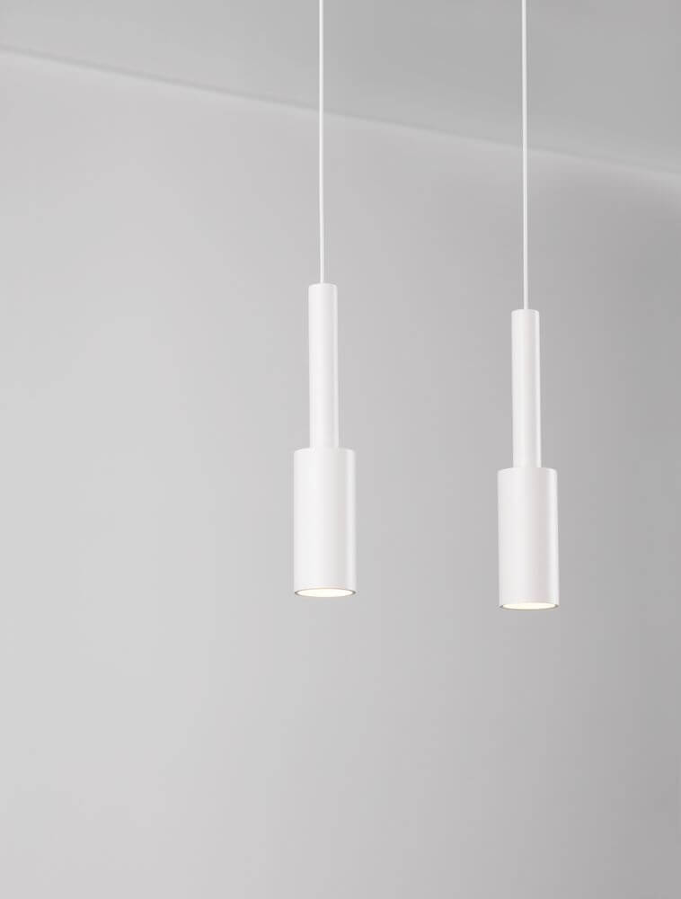 Joy LED Pendelleuchte 2-flammig 3000K, moderne weiße Lampe mit minimalistischer Ästhetik.