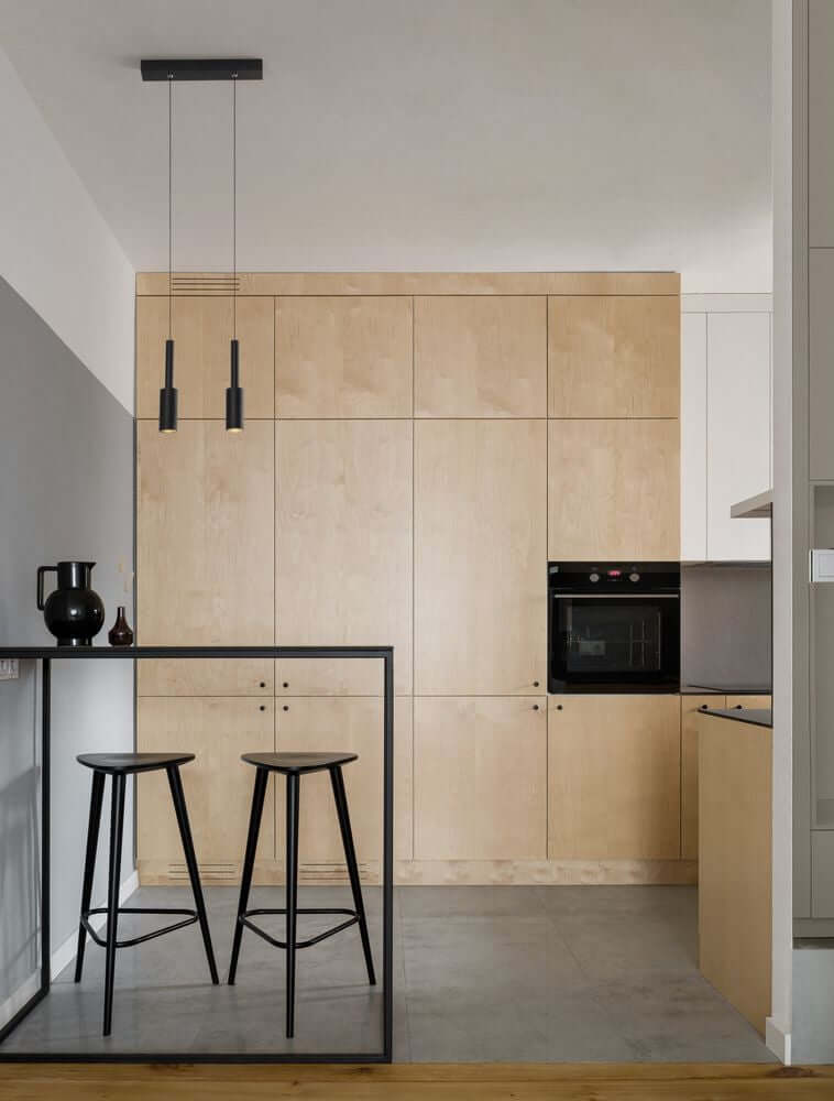 Moderne Küche mit Joy LED Pendelleuchte 2-flammig 3000K und minimalistischem Esstisch und Barstühlen.