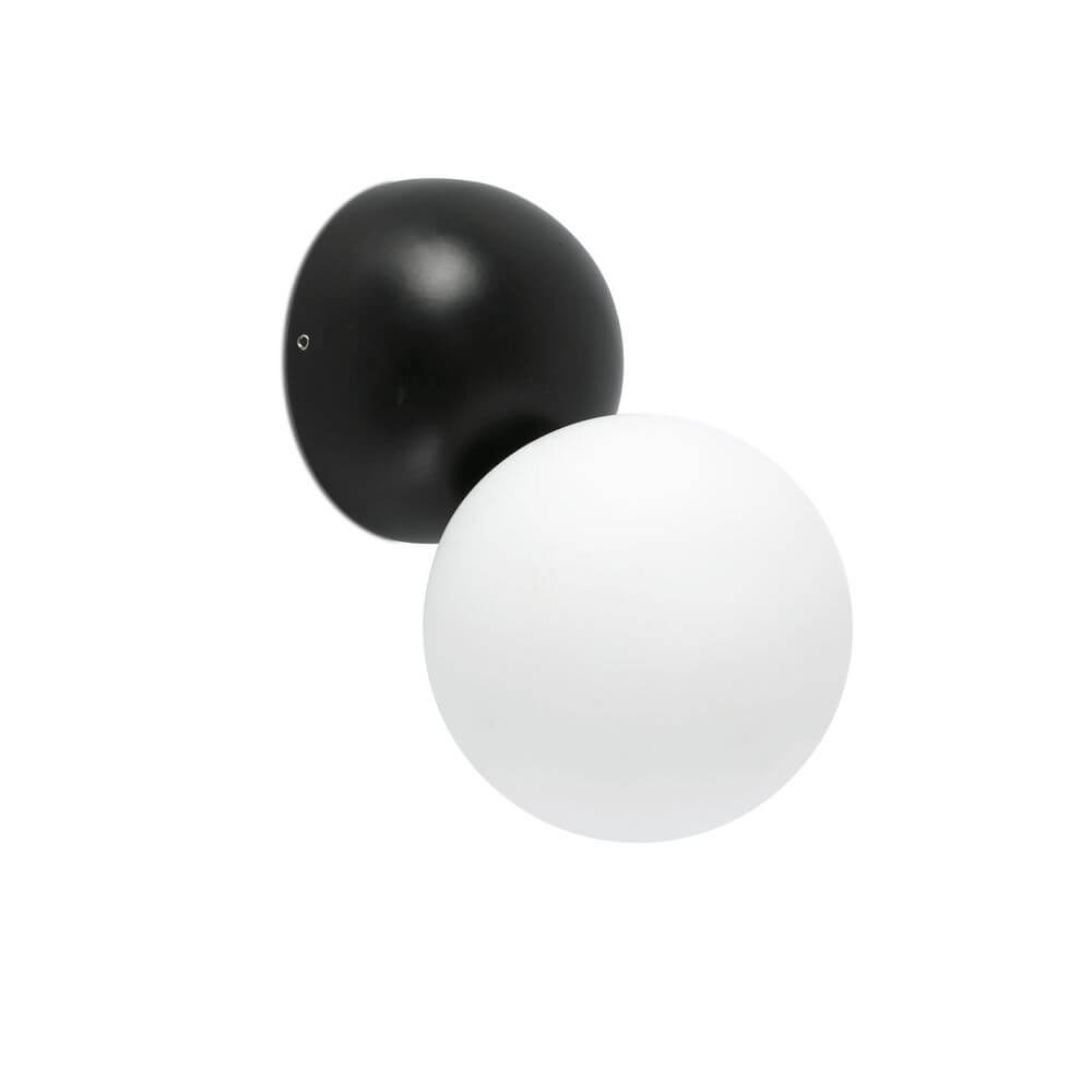 Joy LED Wandlampe Opalglas mit runder Form in Schwarz und Weiß.
