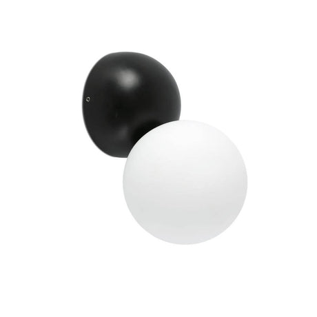 Joy LED Wandlampe Opalglas mit runder Form in Schwarz und Weiß.