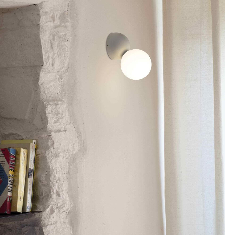 Joy LED Wandlampe Opalglas an einer Wand, modernes Design mit runder Opalglas-Diffusor.