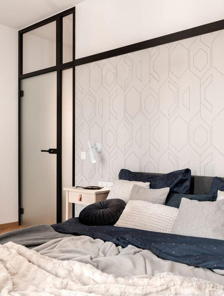 Hyggeligt soveværelse med Joy LED Væglampe 3000K og moderne, geometrisk vægdesign.