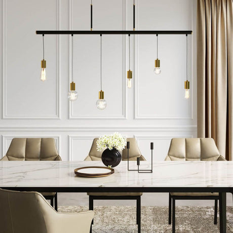 Hängeleuchte Pole Black Six über einem eleganten Esstisch im modernen Wohnraum.