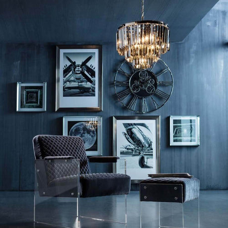 Hängeleuchte Smoky Lounge Round in moderner Einrichtung über einem stilvollen Sessel und Kunstwerken an der Wand