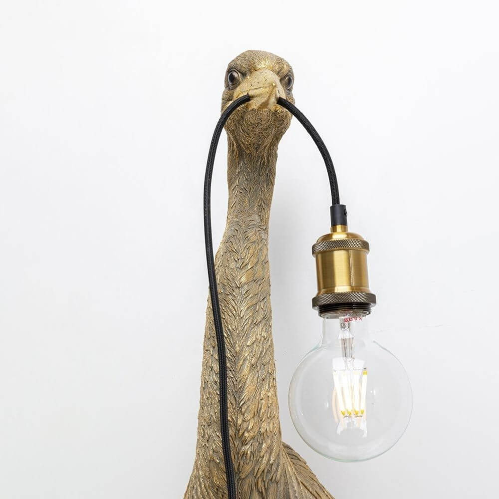 Wandleuchte Heron mit Reiher-Design und Glühbirne, ideal für auffällige Innenraumbeleuchtung.