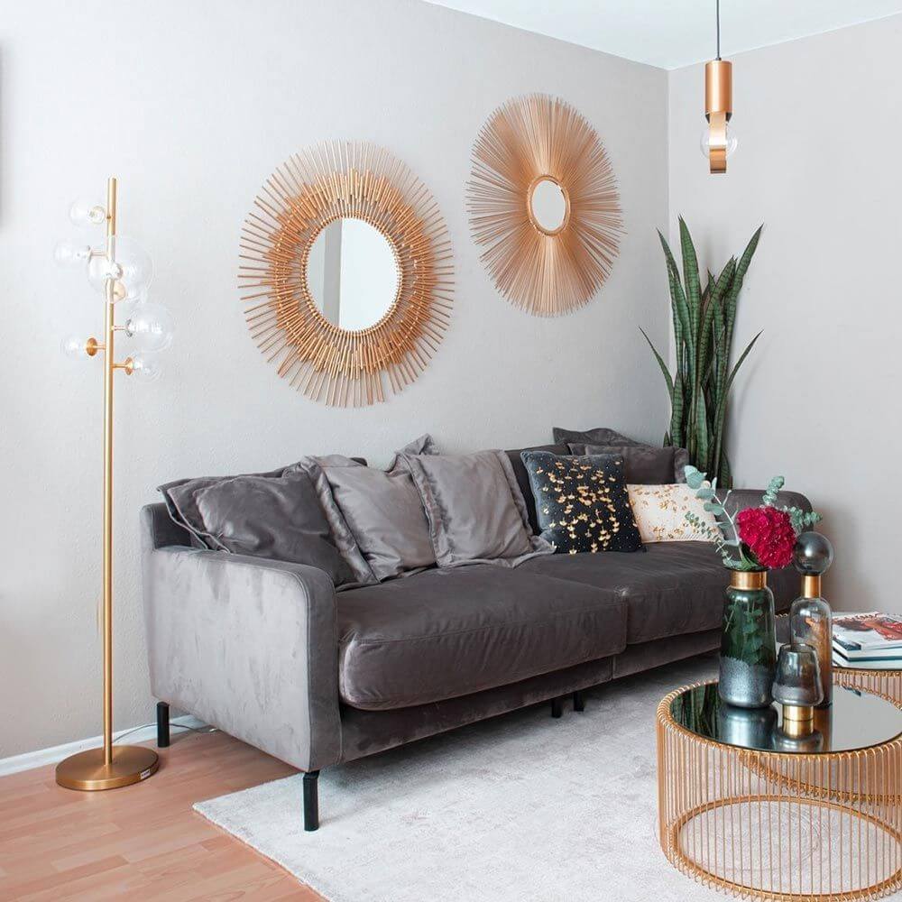 Stehleuchte Bello Sette neben einer modernen Couch in einem stilvollen Wohnzimmer, sorgt für sanftes Licht.