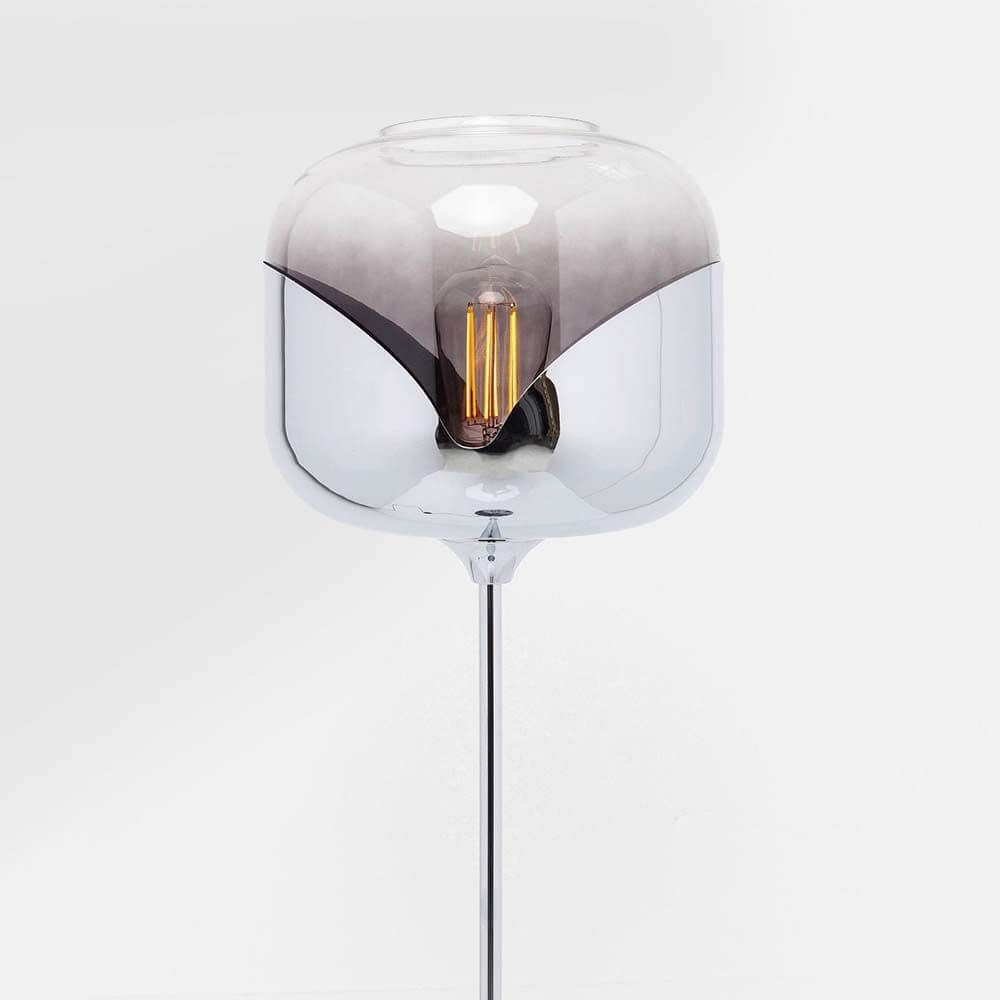 Moderne Stehleuchte Chrome Goblet Ball mit stylischem, chromfarbenem Design und angenehmer Lichtquelle.