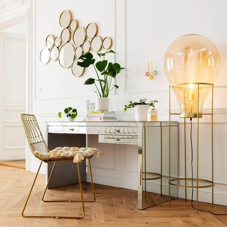 Pæreramme 158 cm gulvlampe ved siden af et moderne skrivebord med planter og dekorative spejle på væggen.