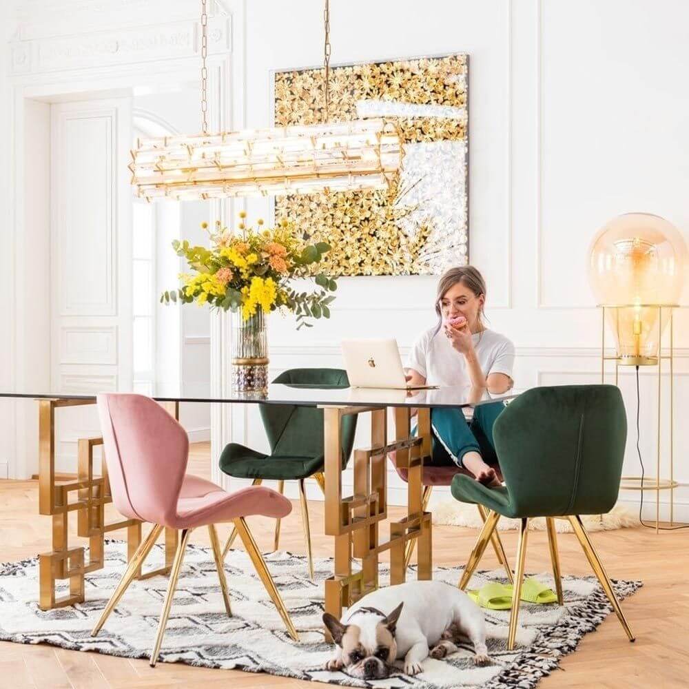 Elegante Stehleuchte Pear Frame 158cm im modern eingerichteten Esszimmer mit einer Frau am Tisch.