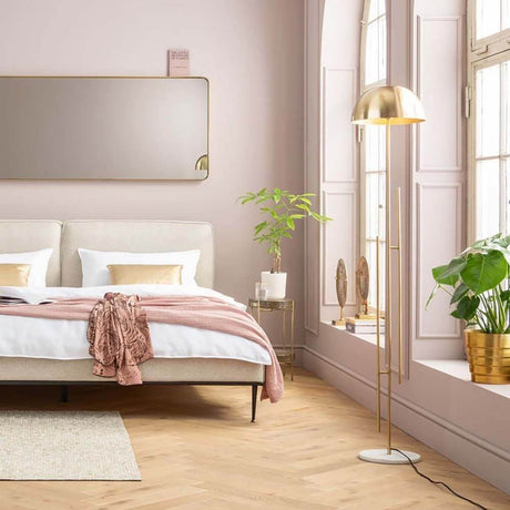 Stehleuchte Solo Brass in stylish Schlafzimmer mit modernen Akzenten und natürlichem Licht.
