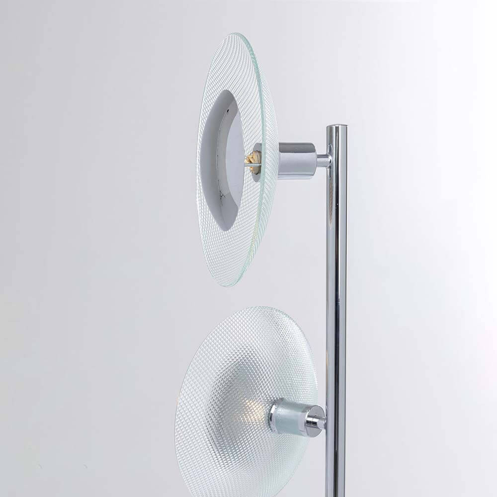 Stehleuchte Ufo Tre mit modernem Design und warmem Licht, die als Skulptur im Raum wirkt.