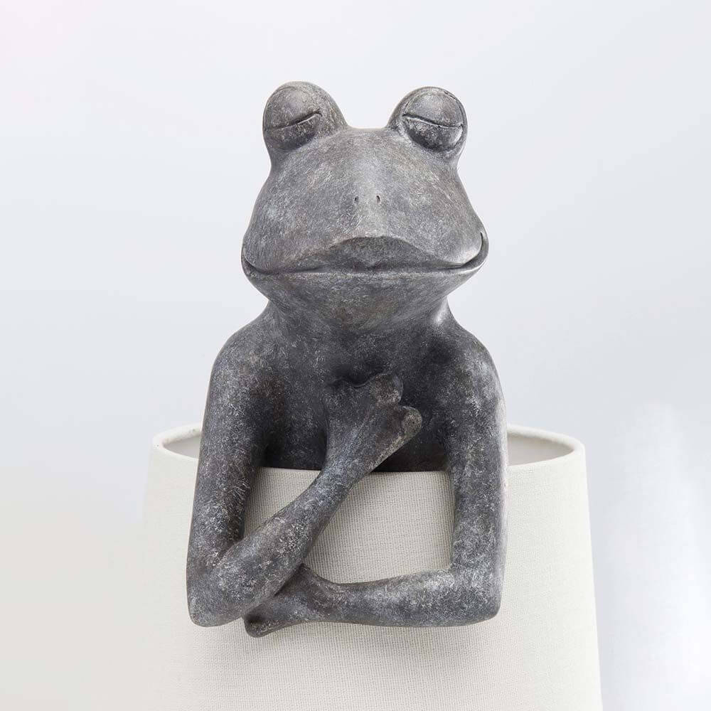 Tischleuchte Animal Frog Grau, süße Froschskulptur mit hochwertigem Leinen-Schirm, charmante Tischleuchte.