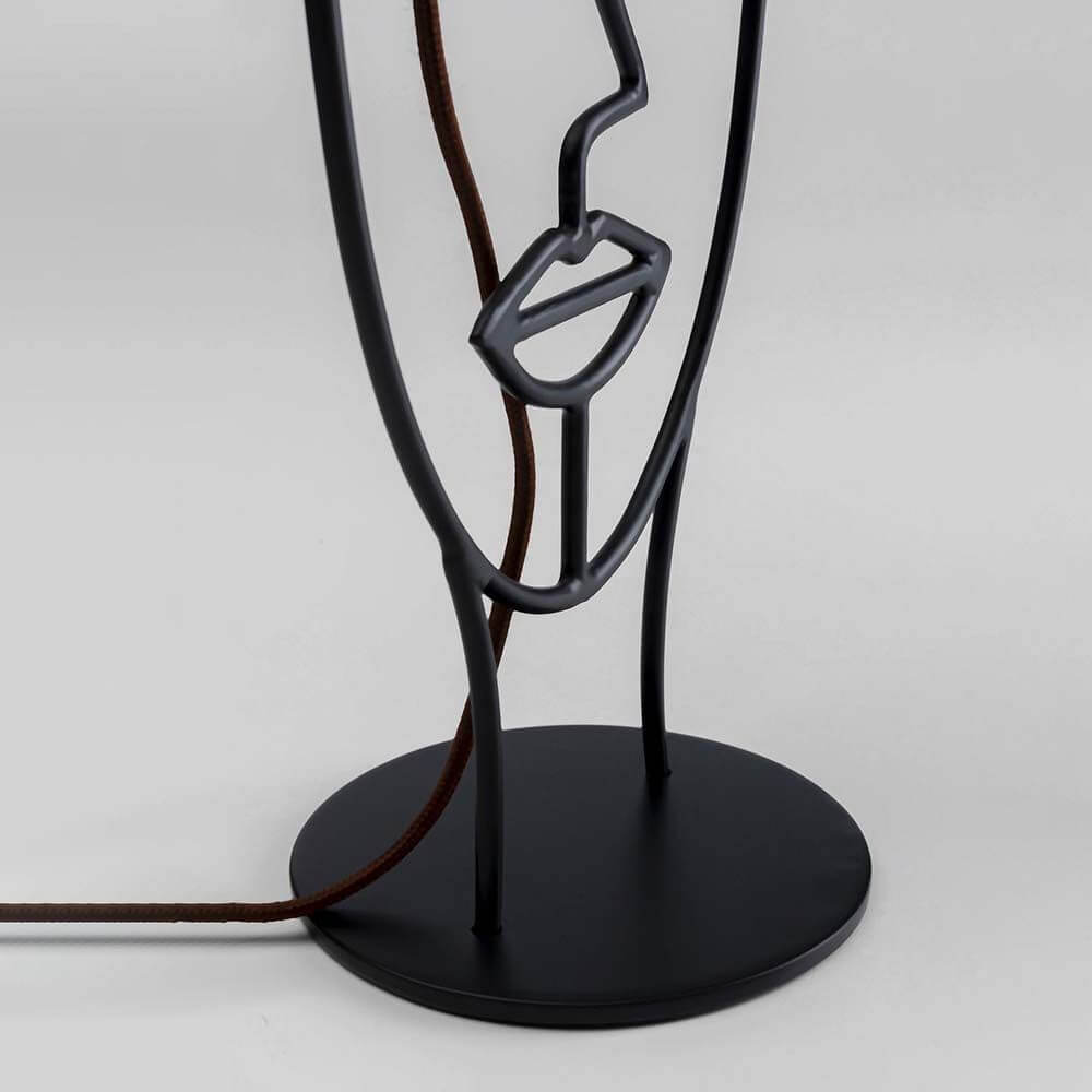 Tischleuchte Face Wire Nature mit stilvollem Design und freundlichem Gesicht aus schwarzem Metall.