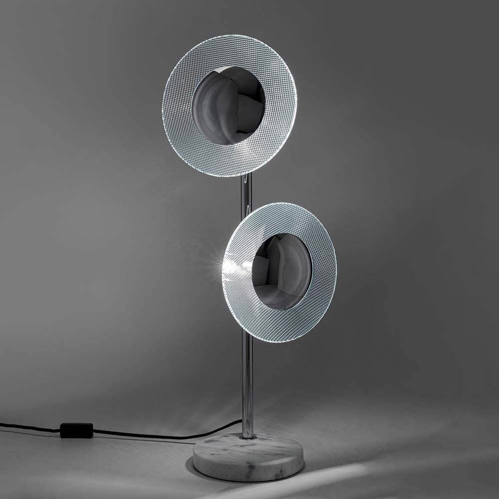 Tischleuchte Ufo Due - moderne Tischlampe mit skulpturalem Design und angenehmem Licht.