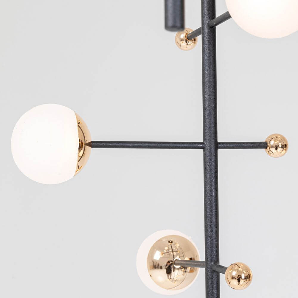 Detailansicht der XXL Hängeleuchte Trapez 280cm mit runden Leuchtkörpern und goldenen Akzenten.