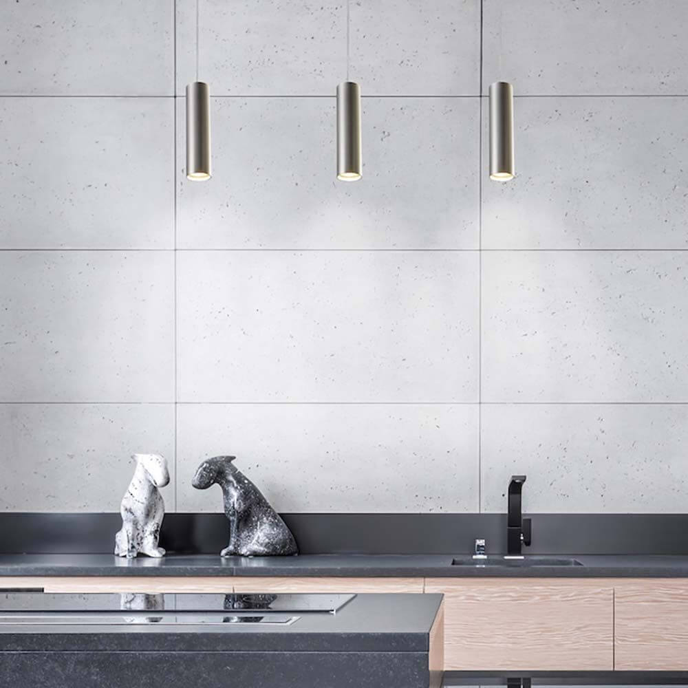 Casablanca Kabel-Pendelleuchte Tubus Large über modernem Küchendesign mit Skulpturen.