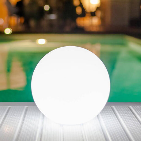 Lampada outdoor senza fili LED Pearl con controllo tramite app, sfera luminosa a bordo piscina per serate suggestive.