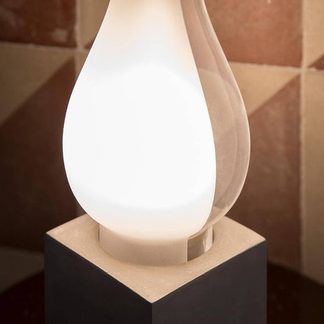 Karman Amarcord Tischlampe, elegante Design-Tischlampe mit Glas in gefrosteter Optik auf schwarzem Sockel.
