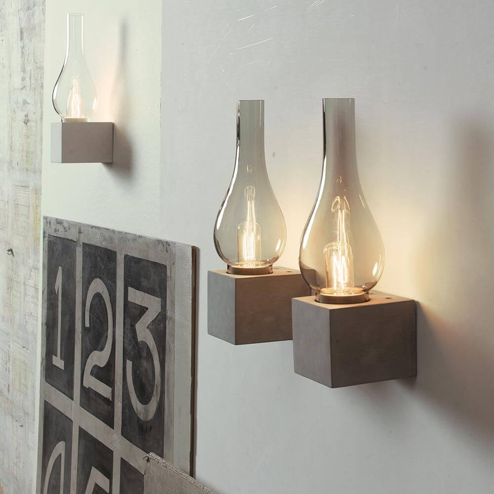 Karman Amarcord Wandleuchte in eleganter Design-Serie mit klarem und rauchigem Glas, ideal für jeden Wohnbereich.
