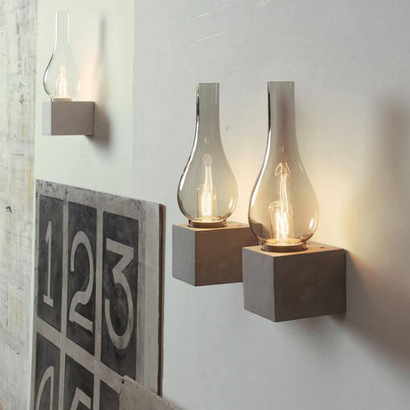 Karman Amarcord væglampe i en elegant designserie med klart og røget glas, ideel til ethvert opholdsområde.