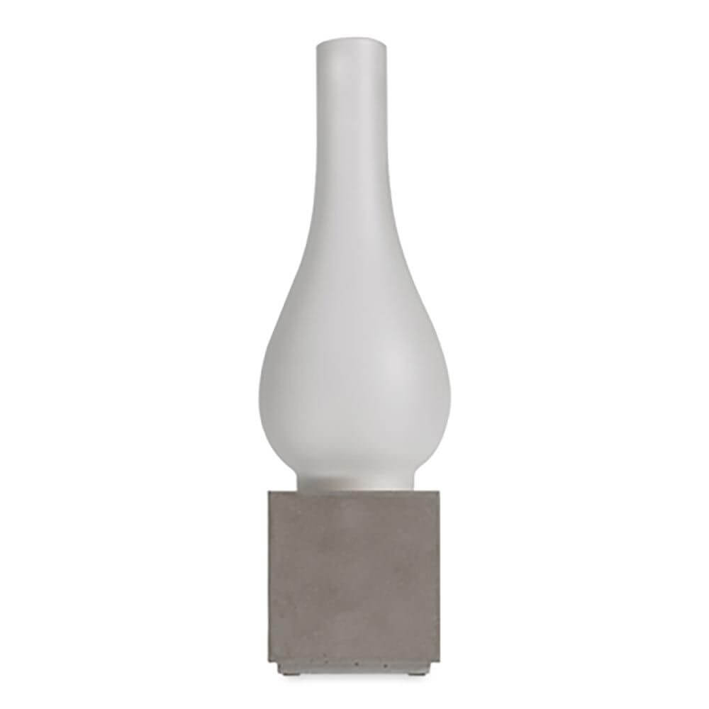 Karman Amarcord Wandleuchte in eleganter, minimalistischer Form mit weißem Glas und Betonfuß