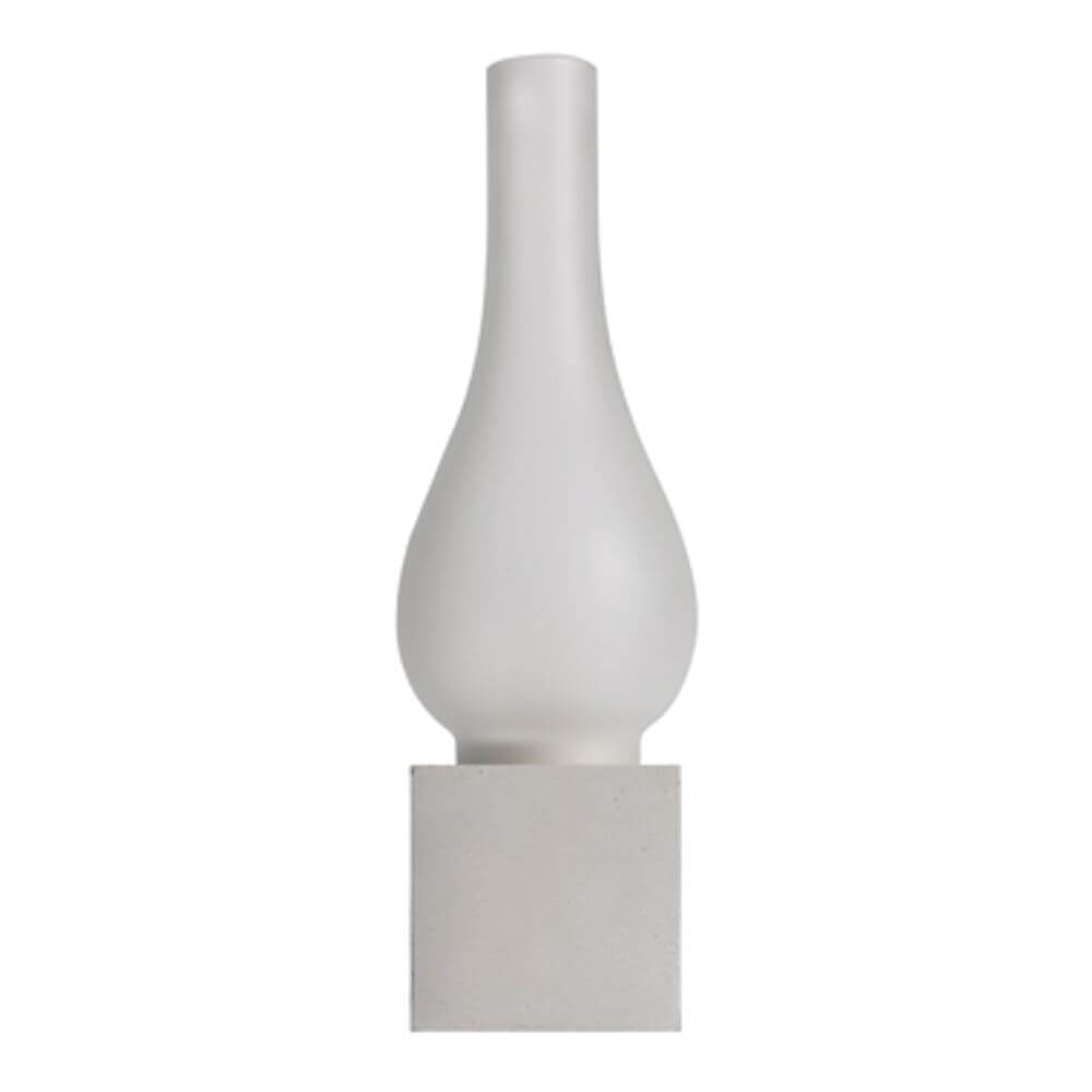 Karman Amarcord Wandleuchte mit eleganter Glasoptik und schlichter Betonbasis.