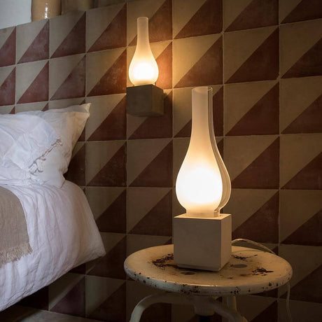 Karman Amarcord væglampe i et stilfuldt soveværelse med en moderne væg- og bordlampe.