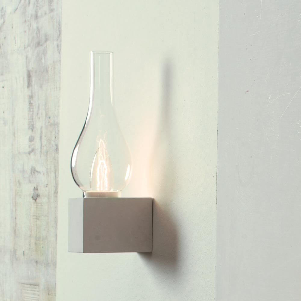 Karman Amarcord Wandleuchte mit eleganter Glasdesign und gradliniger Form an der Wand montiert.