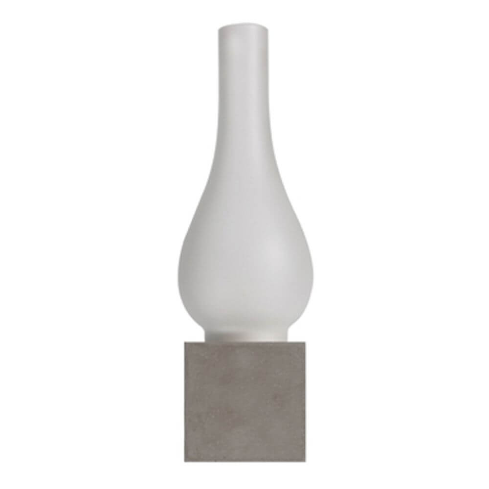 Karman Amarcord Wandleuchte mit frosted Glas und modernem Design auf betonfarbigem Sockel.