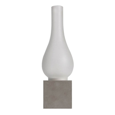 Karman Amarcord væglampe med matteret glas og moderne design på betonfarvet bund.
