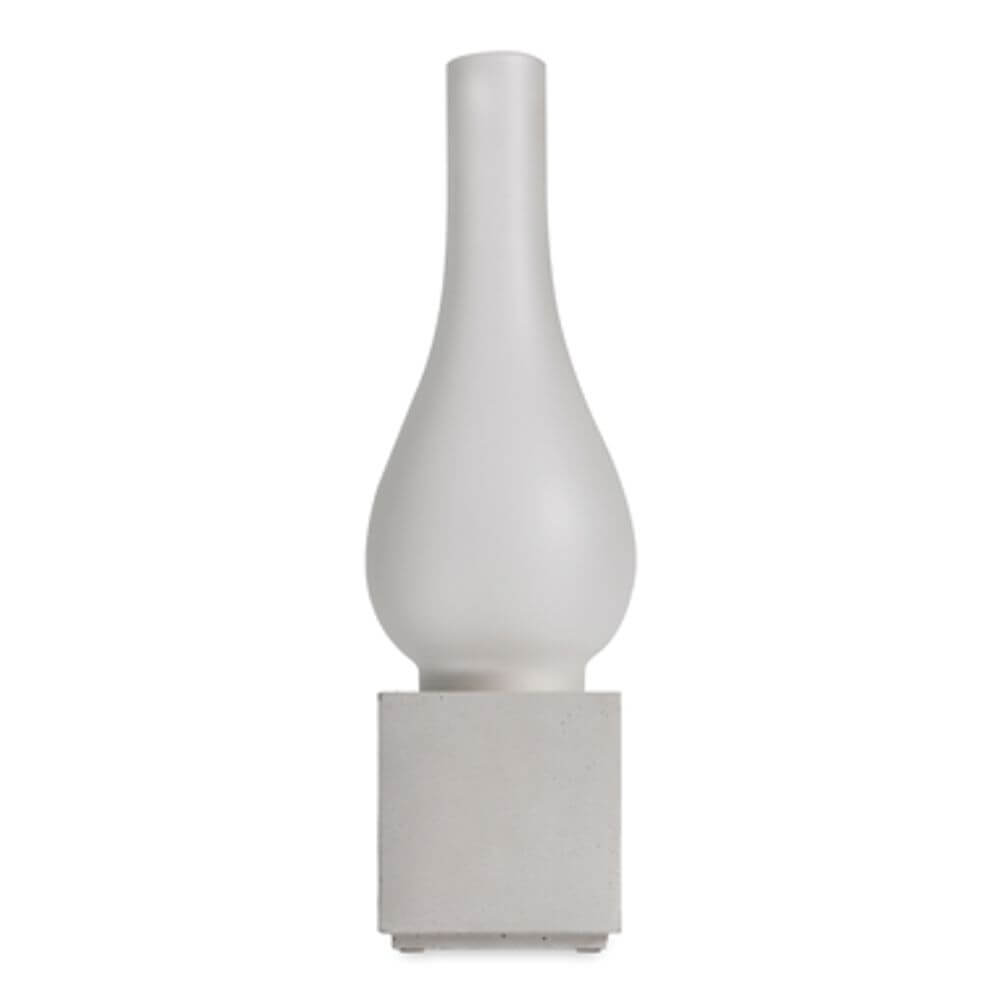 Karman Amarcord Wandleuchte mit weißem Glas und Betonfuß, elegantes Design für Wohnräume.