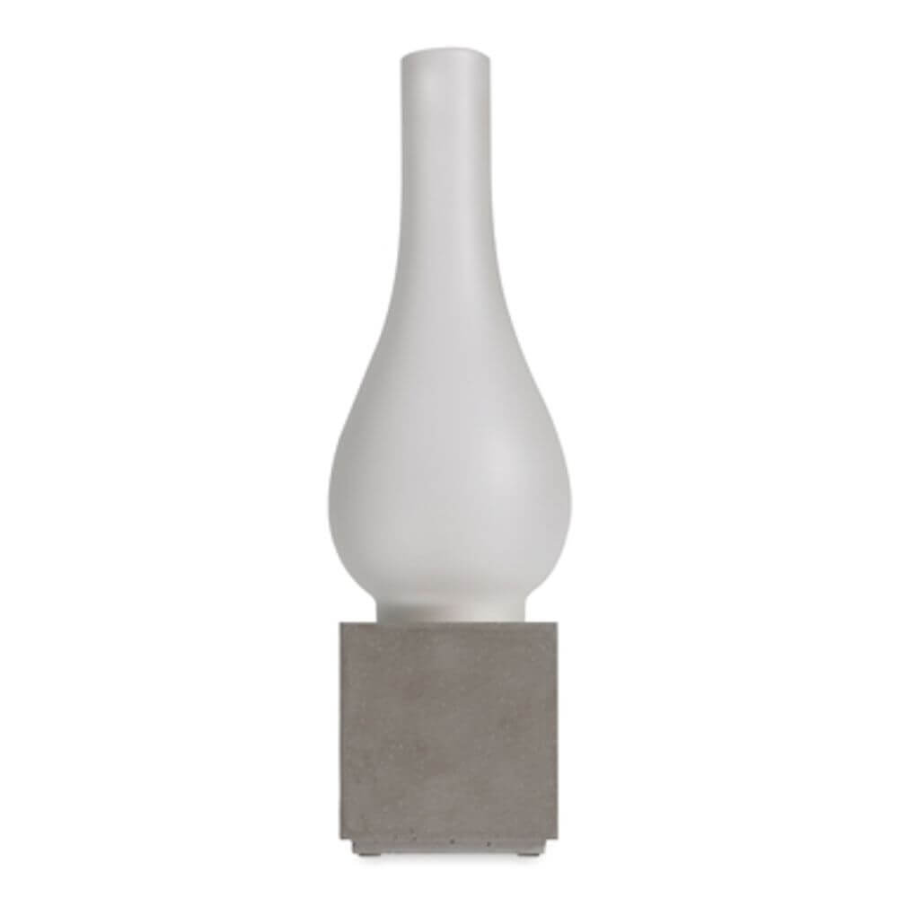 Karman Amarcord Wandleuchte mit modernem Design und gefrostetem Lampenschirm in eleganter Betonbasis.