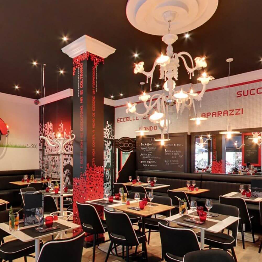 Karman Au Revoir Kronleuchter Lüster 5-flammig Weiß im stilvollen Restaurant-Ambiente.