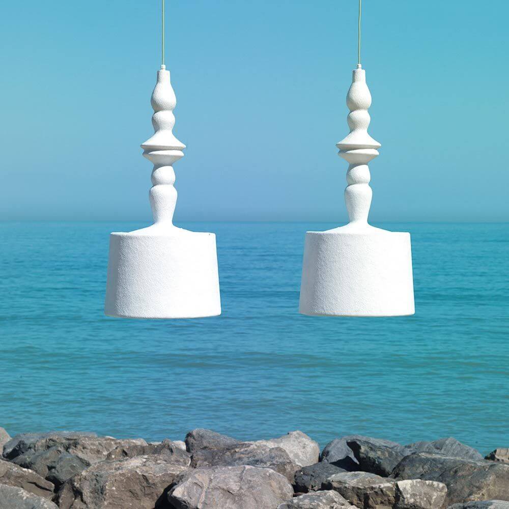 Karman Außen-Hängelampe Alibabig in Weiß über dem Wasser, ideal für Terrassen und moderne Gartenhäuser.