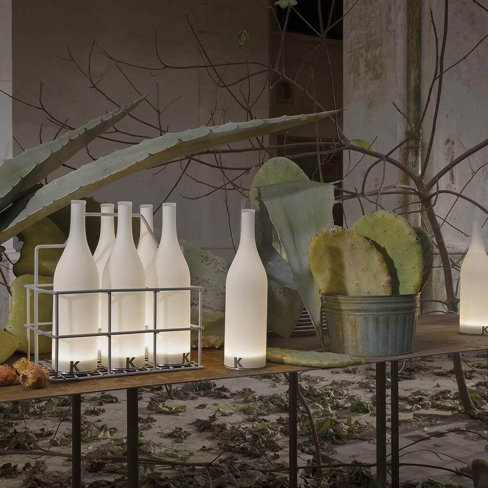 Karman Bacco LED-Tischleuchte in Flaschenform, ideal für stilvolle Akzente in Küche oder Lounge.