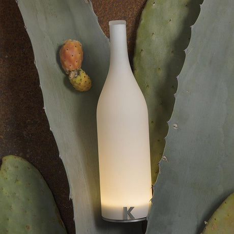 Karman Bacco LED-Tischleuchte in Flaschenform mit Akku, stilvolle Beleuchtung für Küche und Lounge.