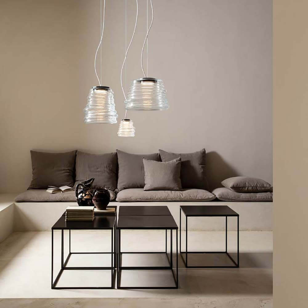 Karman Bibendum LED Hängeleuchte im modernen Wohnraum mit eleganten Tischen und gemütlicher Couch.