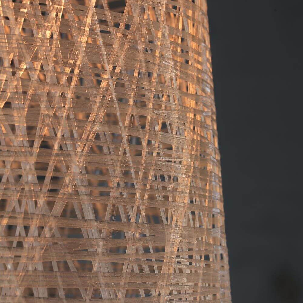 Detailaufnahme der Karman Black Out Außen-Hängeleuchte IP65 mit Korbgeflecht-Optik.