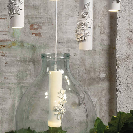 Suspension Karman Capodimonte blanche avec des détails floraux dans un design élégant.