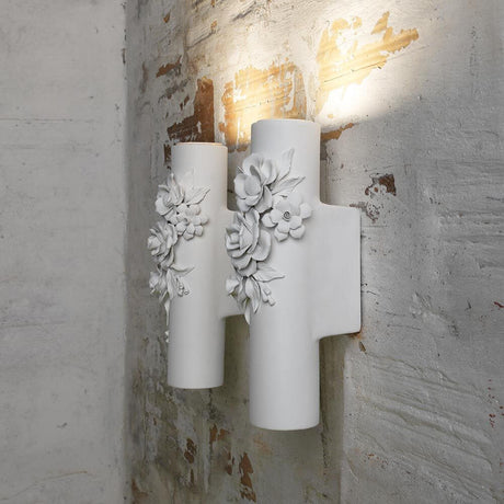 Karman Capodimonte Wandlampe Weiß mit floralen Blütenkunst-Design an der Wand.