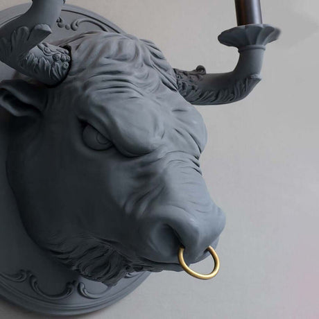 Karman Corrado Stier-Wandleuchte, dekorative Stierkopf-Wandlampe in Grau mit goldenem Nasenring