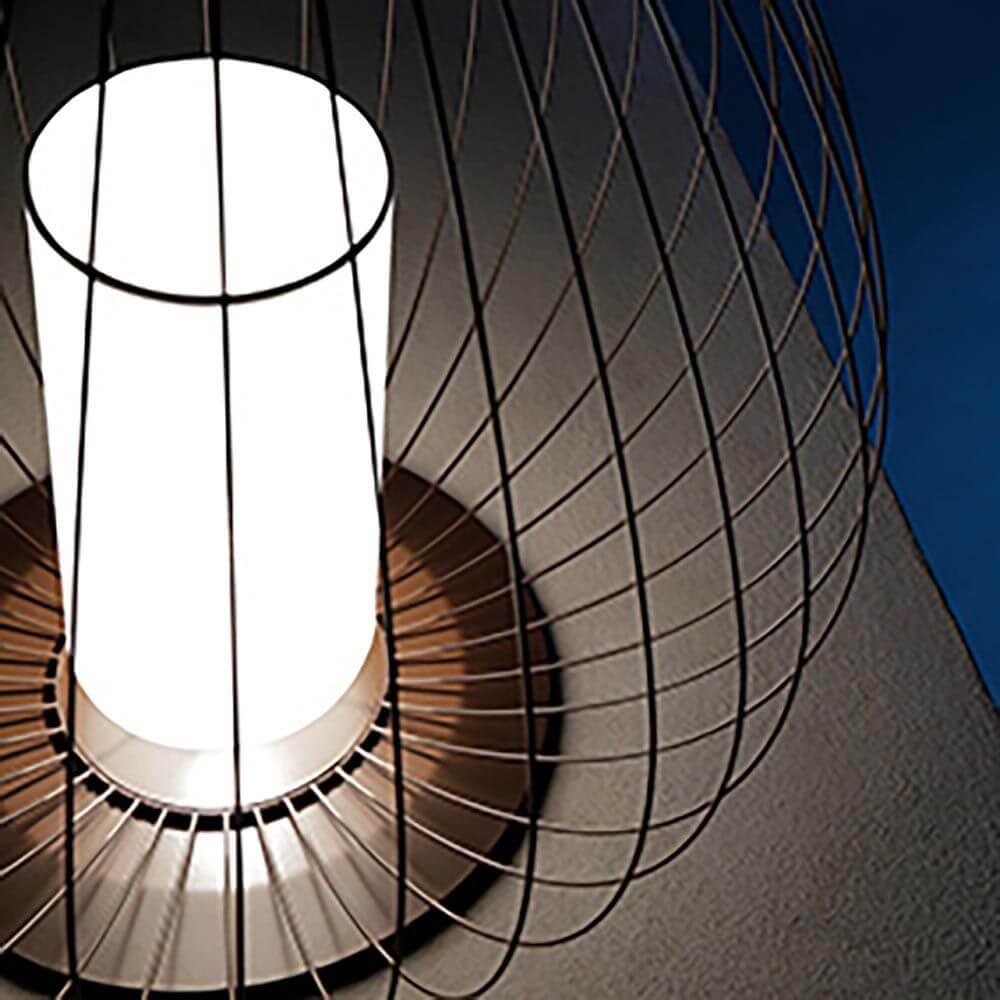 Karman Cell Outdoor-Bodenlampe IP65 mit filigranem Drahtgestänge und hellem Lampenschirm.
