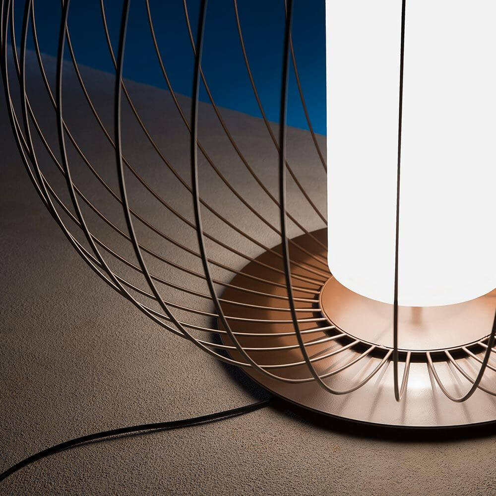 Karman Cell Outdoor-Bodenlampe IP65 mit filigranem Drahtgestänge und sanfter Lichtquelle.