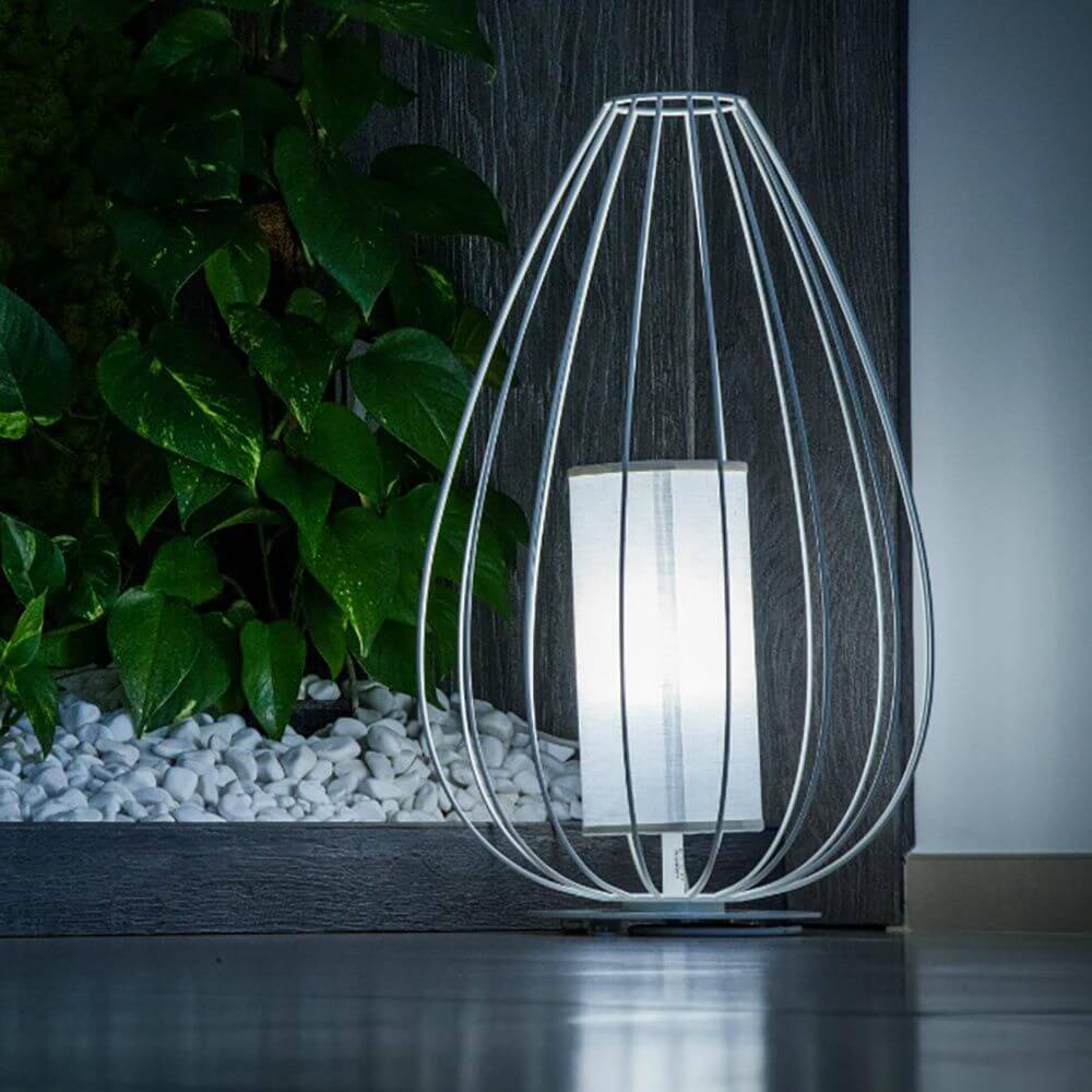 Karman Cell Bodenlampe mit filigranem Drahtgestänge, sorgt für stilvolle Beleuchtung im Raum.