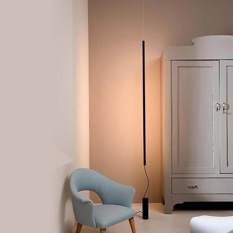 Karman Cupido LED Hänge-Stehleuchte Dimmbar über App in modernem Raum mit Stuhl und Schrank