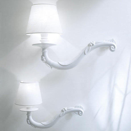 Applique Karman Deja-Vu en blanc, charme rustique et design élégant, idéale pour les espaces classiques.