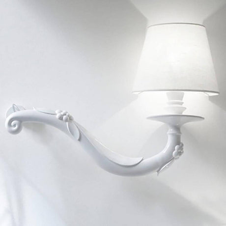 Applique Karman Deja-Vu au charme rustique et aux détails floraux dans un design blanc.