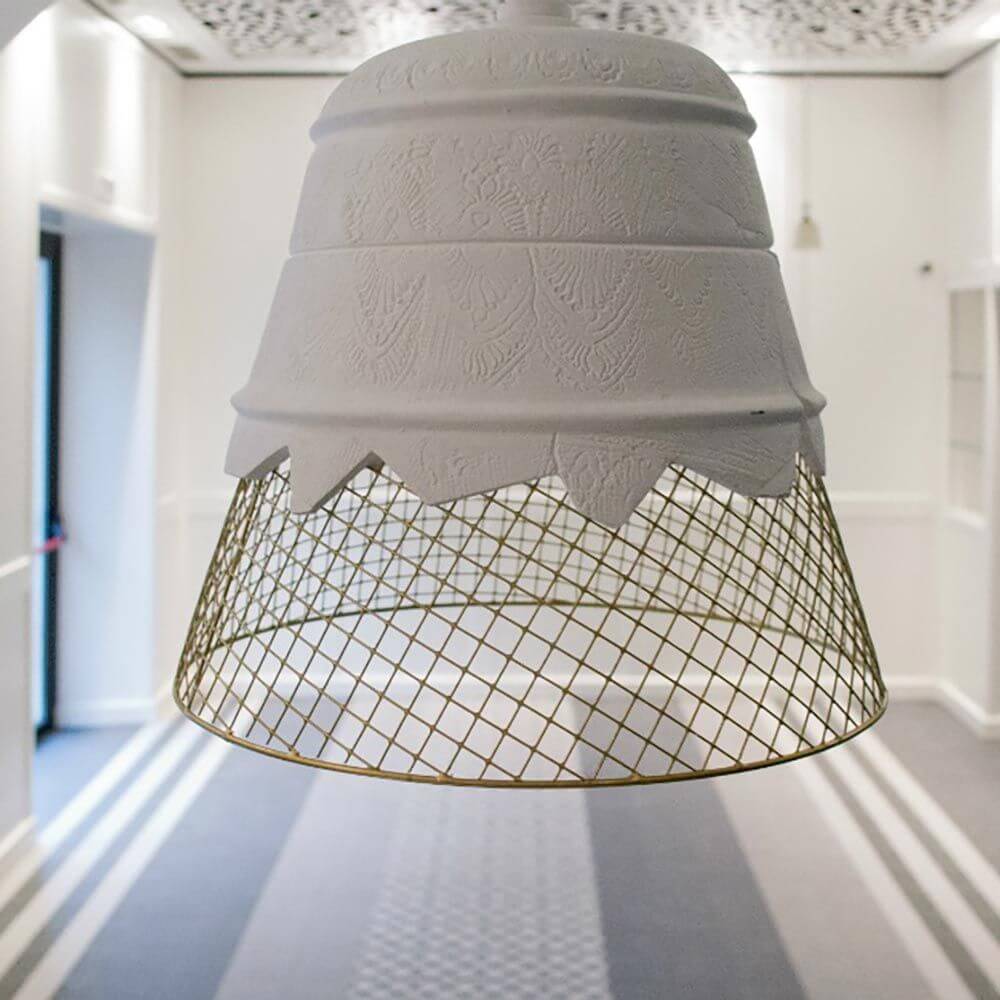 Karman Domenica Hängeleuchte aus Gips & Metall im modernen Innenraum, filigranes Design mit Metallgitter.